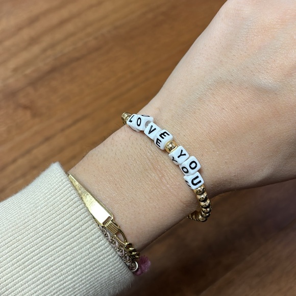 NWOT FRANCESCA'S Madison Love You Gold stretch Bracelet - Picture 3 of 3